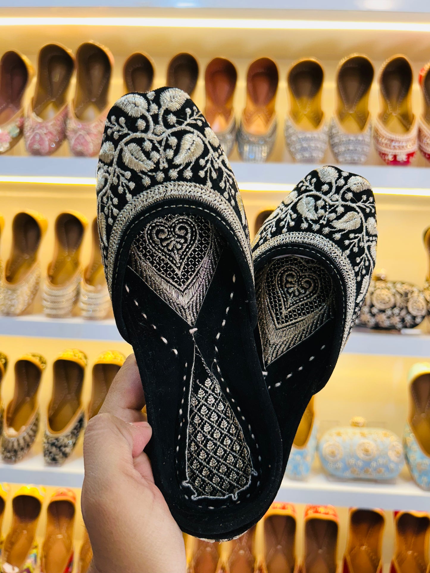 Velvet Kadai Punjabi Jutti