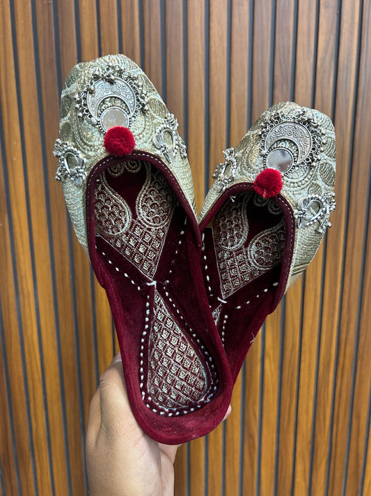 Lahori Style Punjabi Jutti with antique Jewellery