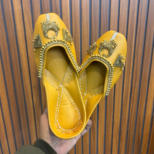 Yellow Jewelry Punjabi Jutti