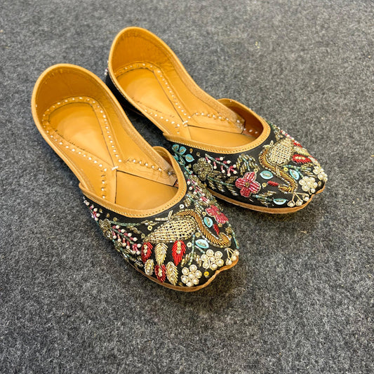 Noor-E-Zaara – Black Hand-Embroidered Punjabi Jutti